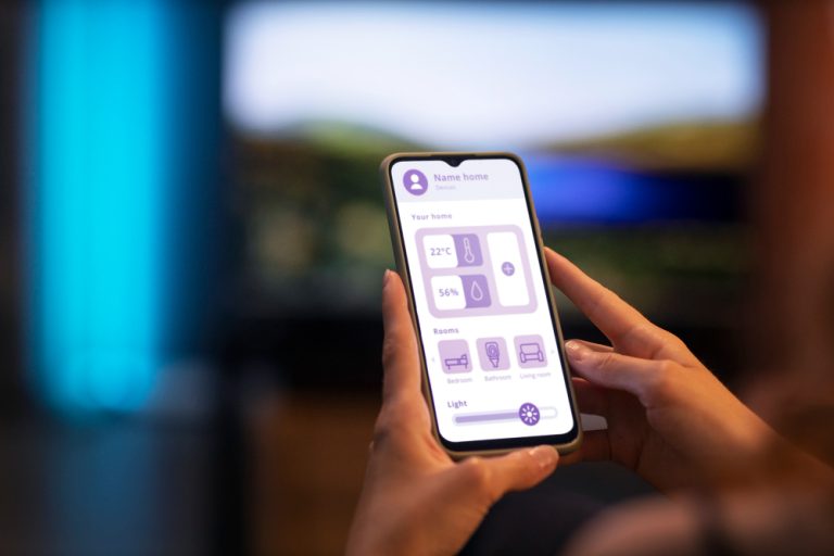 Usuário acessando aplicativo de automação residencial em smartphone, representando soluções mobile para negócios