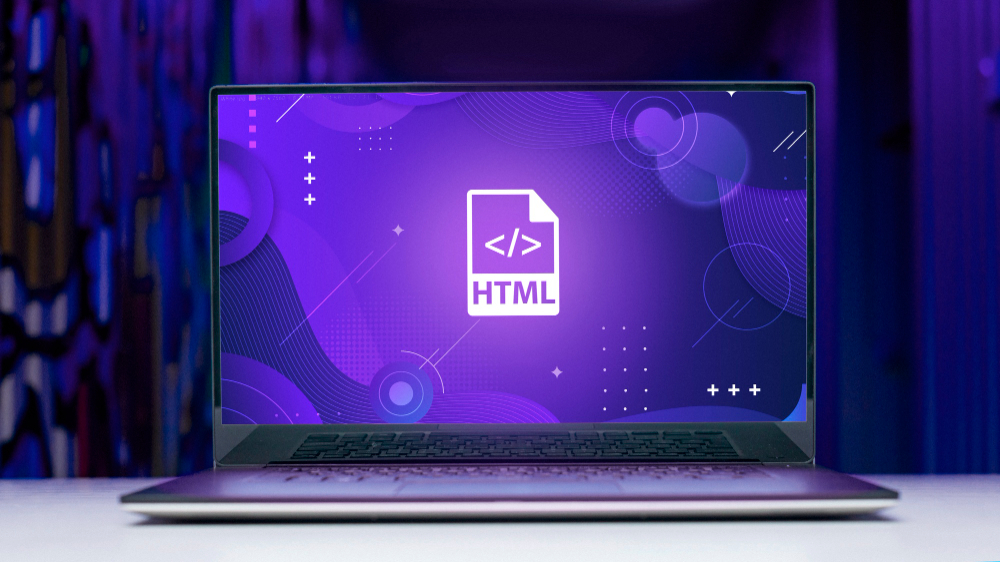 Notebook exibindo HTML como símbolo de site bem estruturado e otimizado
