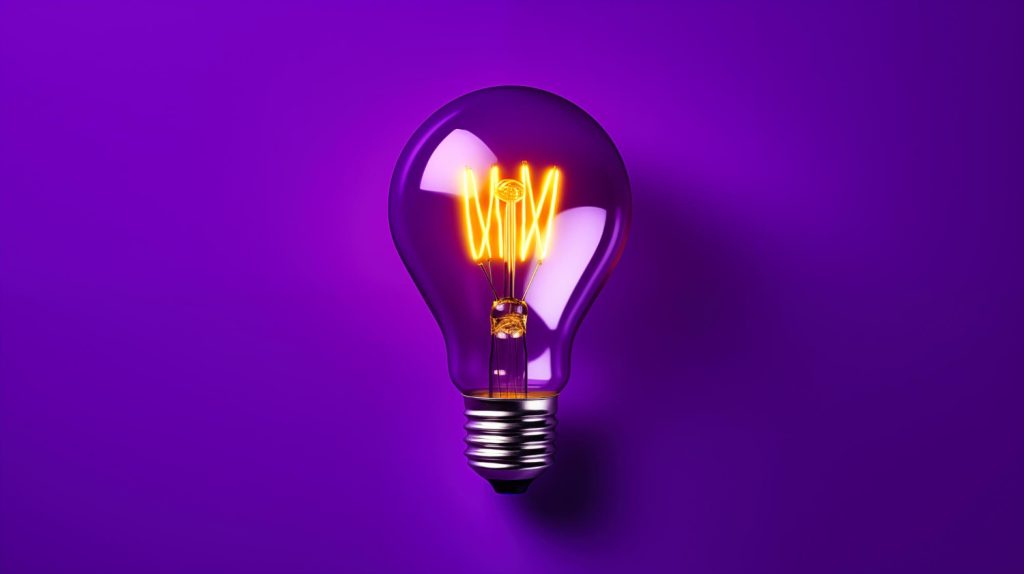 Lâmpada iluminada em fundo roxo representando ideias e criação de produtos digitais lucrativos